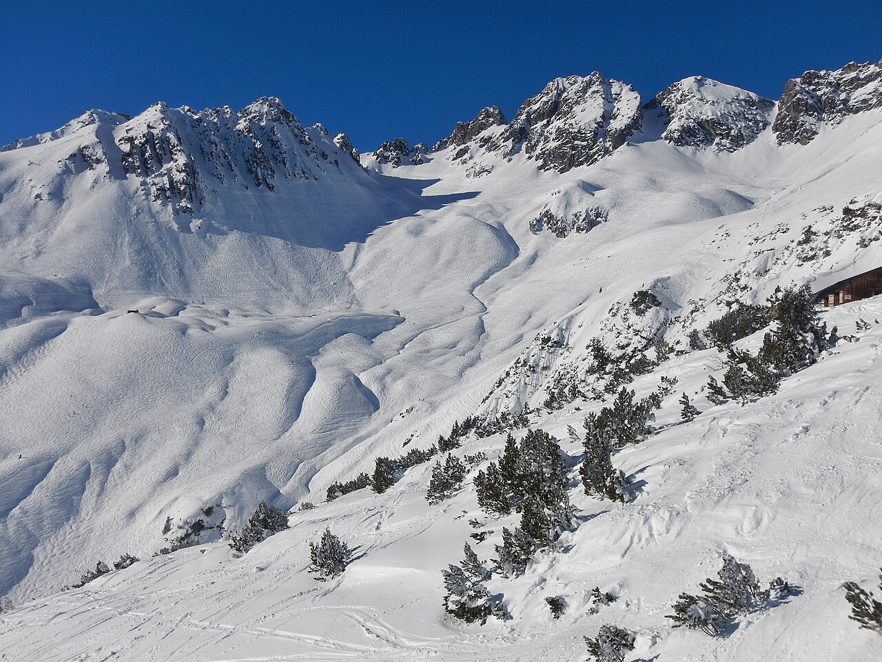 Verschneite Skihänge an der Valluga über St. Anton am Arlberg